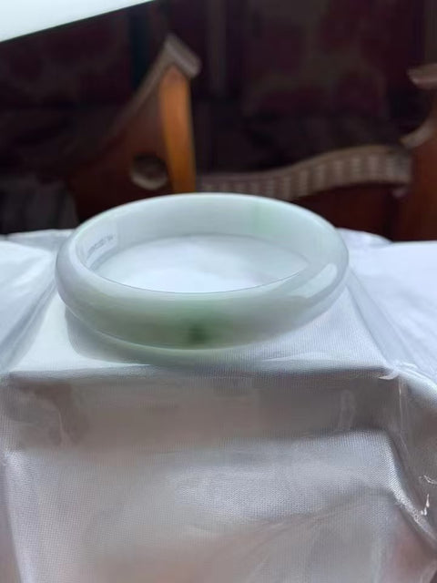 Gelang bunga terapung dari batu giok alami Ukuran 57-59mm Ukuran 58.1mm Lebar sisi 12mm Batu giok memiliki pola yang muncul secara alami secara acak Pajak pengiriman sudah termasuk