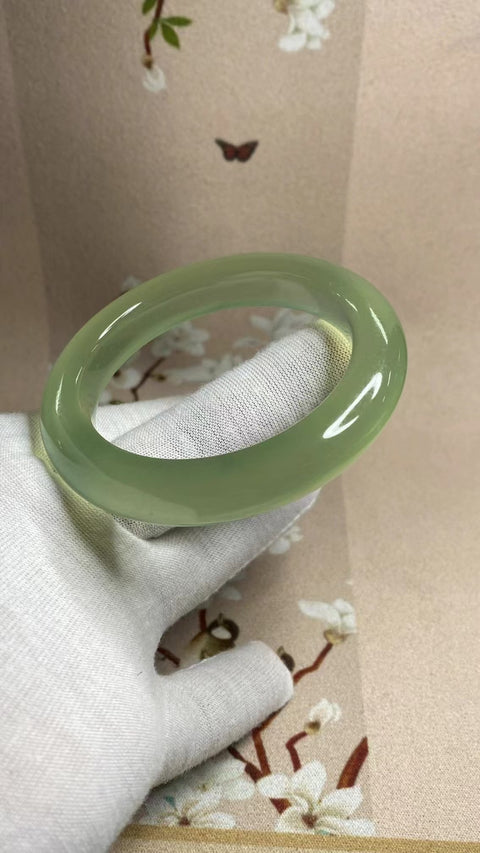 Gelang Hijau Es Giok Cui Giok Alami Ukuran 53-55mm Ukuran 54.5mm Lebar Sisi 12.2mm Giok terjadi secara alami Pola acak termasuk pajak pengiriman