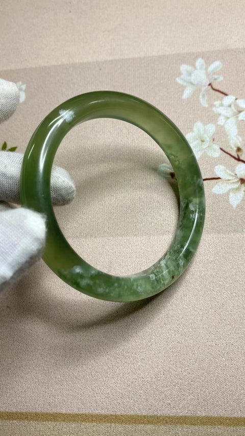 Gelang Giok Cui Giok Hijau Penuh Giok dalam Giok Ukuran 63-65mm Ukuran 64mm Lebar Sisi 11.7mm Giok terjadi secara alami Pola acak Termasuk ongkos kirim dan pajak.