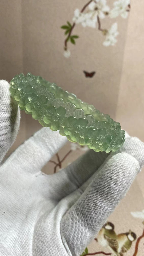 Gelang Bunga Berukir Batu Giok Cui Jade Ice Green Ukuran 55-57mm Ukuran 56.5mm Lebar Sisi 15mm Batu giok semuanya terjadi secara alami Pola acak termasuk pajak pengiriman