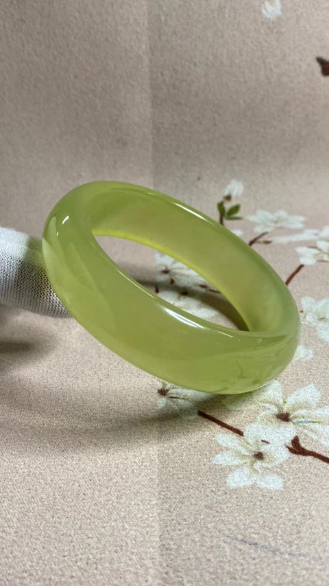 Gelang Lebar Sedang Giok Cui Alami Ukuran 57-59mm Ukuran 58.1mm Lebar Samping 17.7mm Giok terjadi secara alami Pola acak Pengiriman dan pajak sudah termasuk.