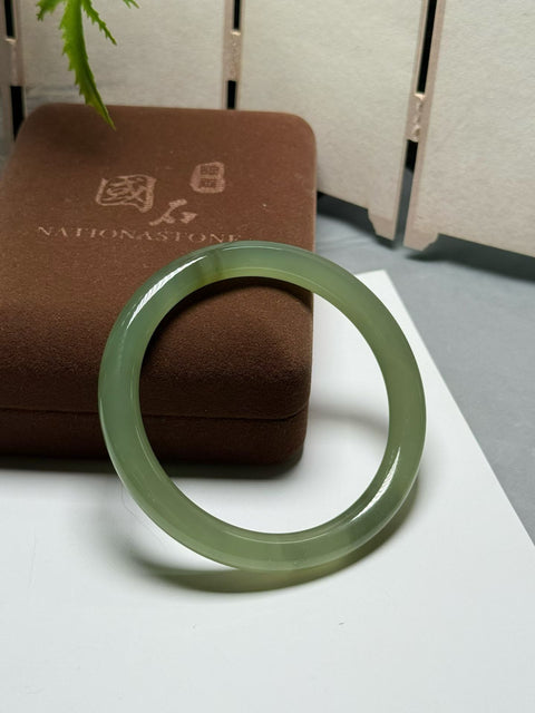 Gelang Kecantikan Hijau Danau Giok Hetian. Diameter 53,8×7,5×8 mm, Semua Batu Terbentuk Secara Alami. Harga Sudah Termasuk Ongkos Kirim Dan Pajak.