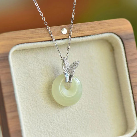 3263-2 Kalung Kupu-kupu Giok Hetian Alami dengan Jepitan Putri Emas Batu giok ini bersih dan halus, terbuat dari perak 925, serta gayanya yang baru dan unik. Sudah termasuk ongkos kirim dan pajak.