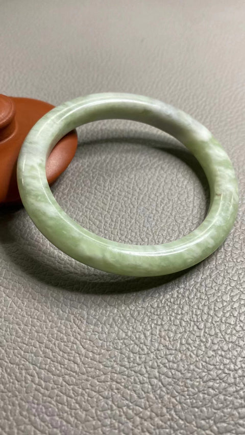 Gelang Giok Cui Alami Ukuran 57-59mm Ukuran 58.2mm Lebar Sisi 10mm Batu giok semuanya muncul secara alami Pola-polanya acak Termasuk ongkos kirim dan pajak.