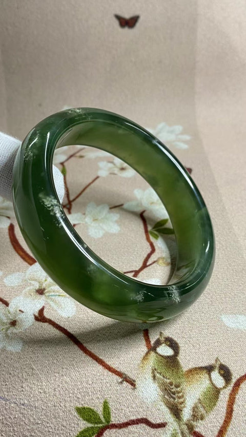 Gelang Bahan Giok Cui Alami 180 Ukuran 61-63mm Ukuran 62.2mm Lebar Sisi 16.8mm Batu giok ini terbentuk secara alami dan polanya acak Sudah termasuk pajak pengiriman.