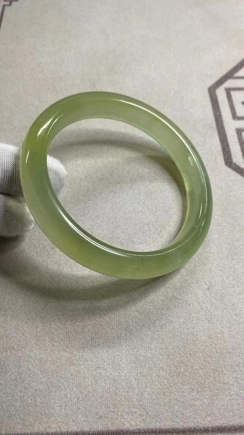 Gelang Warna Musim Semi Hijau Giok Cui Giok Alami Ukuran 61-63mm Ukuran 62.3mm Lebar Sisi 11.4mm Giok terjadi secara alami Pola acak termasuk pajak pengiriman.