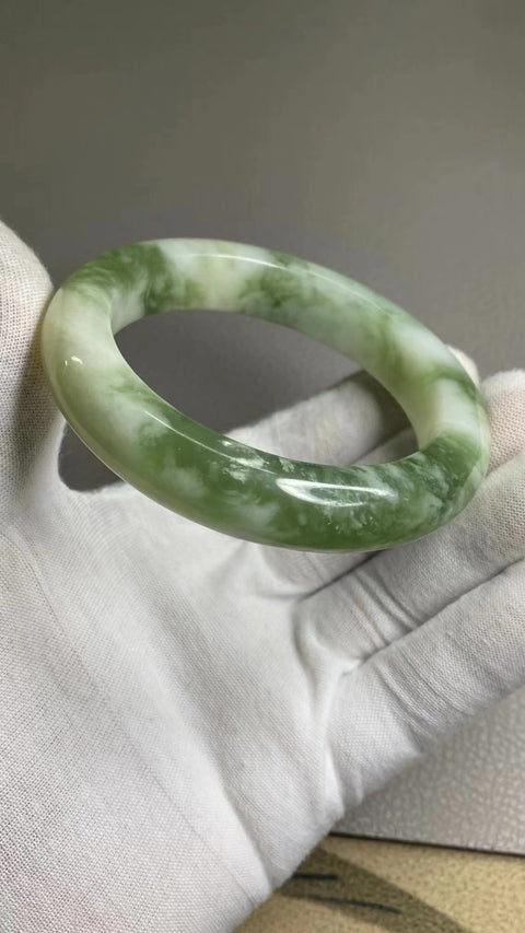 Gelang Giok Cui Alami Ukuran 57-59mm Ukuran 58.1mm Lebar Sisi 13.1mm Giok terbentuk secara alami Pola acak Pengiriman dan pajak sudah termasuk.