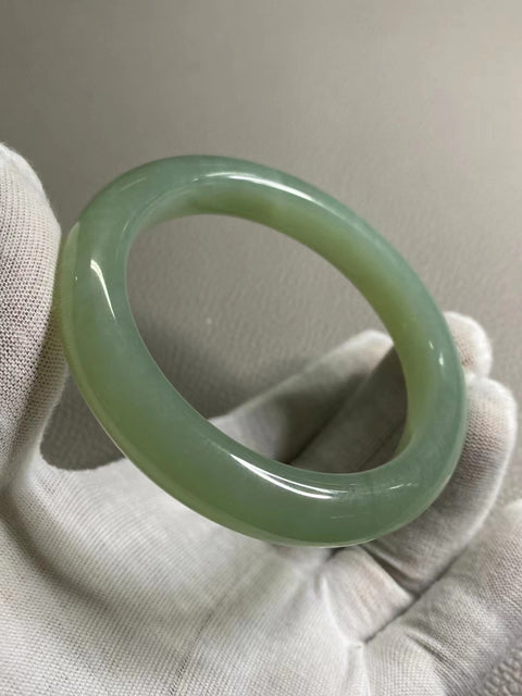 Gelang air biru giok Cui alami, kaliber yang cocok untuk 61-63 lingkaran, ukuran: 62.1mm, lebar sisi: 12.5mm Batu giok yang terbentuk secara alami memiliki pola yang acak. Termasuk pajak pengiriman.