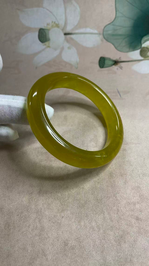 Gelang bunga emas giok Xiuyan yang indah, diameter dalam: 56mm, lebar samping 12,4mm, batu alam dihasilkan secara alami, polanya acak, termasuk pajak pengiriman