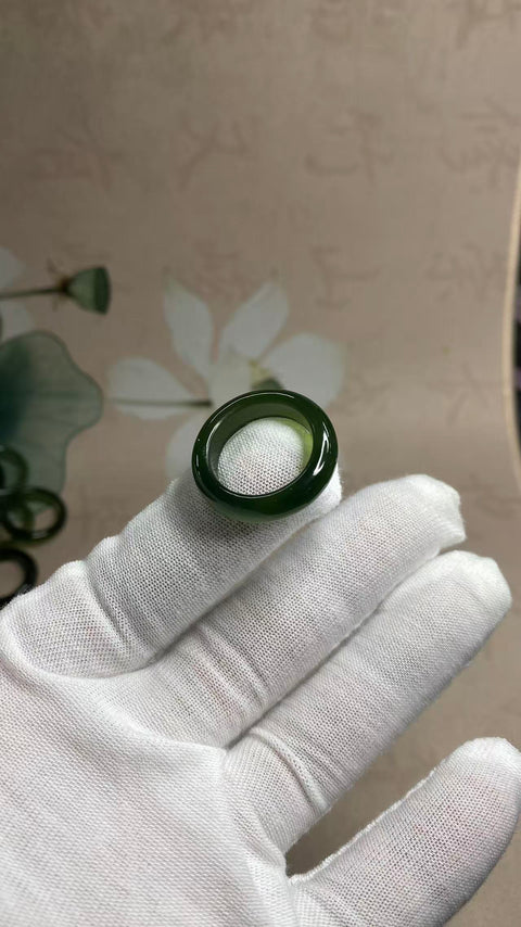 Cincin: Cincin giok Xiuyan yang indah dengan warna hijau pekat, diameter dalam 17mm, termasuk ongkos kirim dan pajak.