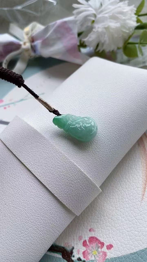 Liontin Tas Uang Jadeite Alami Bahan Batu Giok Tua Ukuran 2.6 * 1.5mm Batu giok halus dan hangat; Sudah termasuk pajak pengiriman