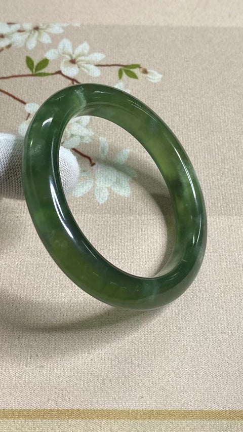 Gelang Bahan Ciu Giok 180 Bahan Alami Ukuran 58-60mm Ukuran 59.3mm Lebar Sisi 11.8mm Batu giok terbentuk secara alami Pola acak Pengiriman dan pajak sudah termasuk.