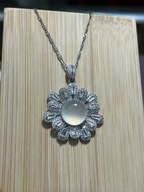 Bunga Keberuntungan Es Batu Giok Cui Alami yang Tinggi dalam 925 Kalung Perak Kalung 13mm Cincin 8mm Anting 8mm; Gaya yang indah, batu giok yang bersih dan halus.