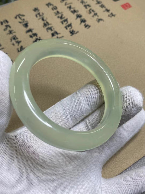 Gelang Bawah Es Giok Cui Giok Alami Ukuran 54-56mm Ukuran 55.2mm Lebar Sisi 12.2mm Giok terjadi secara alami Pola acak Pengiriman dan pajak sudah termasuk.