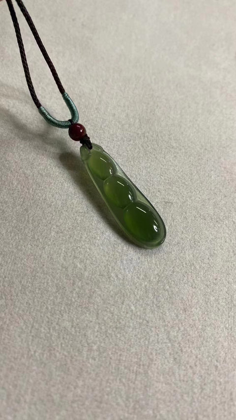 Liontin Kacang Es Hijau Giok Cui Jade Alami Ukuran 39 * 11.8mm Sudah termasuk ongkos kirim dan pajak.