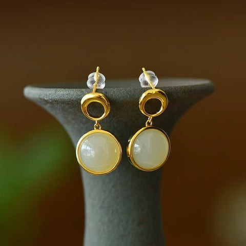 2295 Anting Giok Hetian Alami Ukuran 12 * 12mm 925 Giok Tatahan Perak yang halus dan hangat Sudah termasuk ongkos kirim dan pajak.