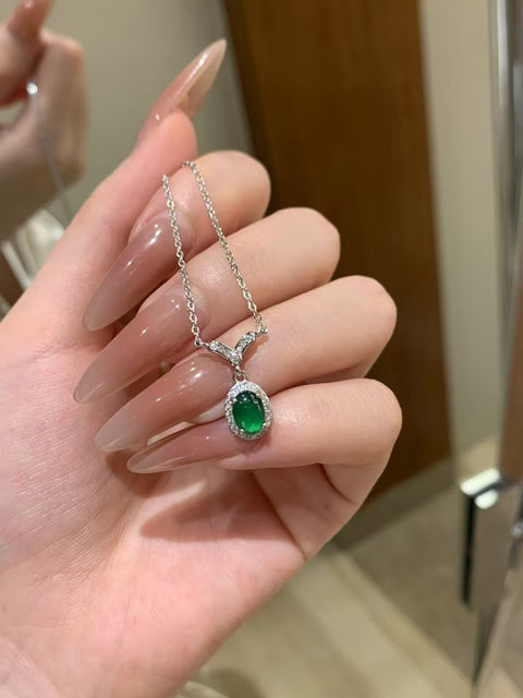 Kalung Jadeite Alami yang terbuat dari perak 925, giok yang bersih dan halus, gaya yang indah, ukuran 5 * 7mm, termasuk pajak pengiriman.