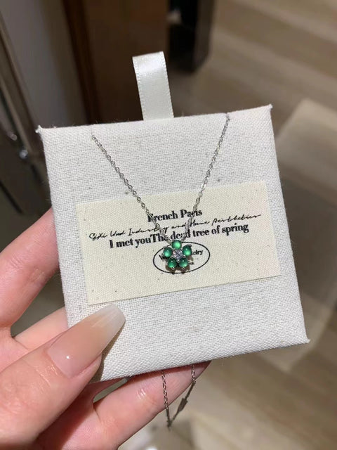 Kalung Bunga Jadeite Guatemala alami yang terbuat dari perak 925 dengan desain kecil yang segar, batu giok yang bersih, halus, dan hangat Sudah termasuk ongkos kirim dan pajak