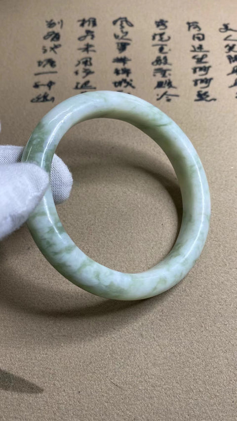 Gelang Giok Cui Giok Tua Alami Ukuran 61-63mm Lebar Sisi 12.4mm Ukuran 62.5mm Giok ini terbentuk secara alami Pola-polanya acak Termasuk ongkos kirim dan pajak.