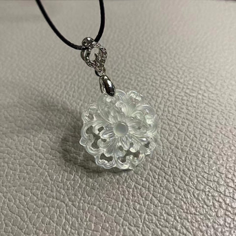 Kalung Bunga Es Giok Cui Jade Alami adalah pernyataan cinta yang indah. Giok 27mm bersih dan halus, ditata dengan indah.