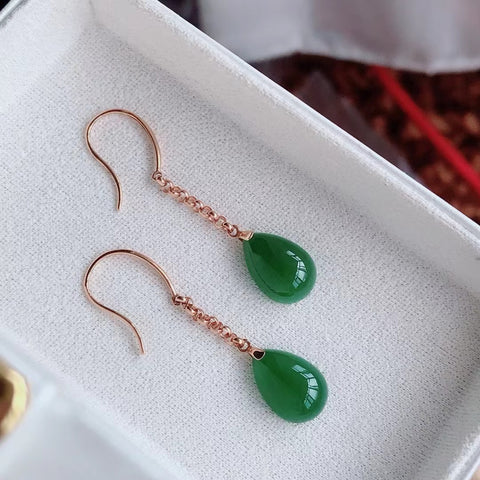 Kait telinga drop Rusia yang indah 🤗 Warnanya hijau yang kaya dan cerah, berminyak dan halus dengan kilau, emas 18K, dukungan giok 12 # 8 # 4mm untuk pemeriksaan ulang Sudah termasuk pajak pengiriman