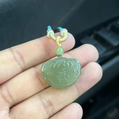 Liontin Kunci Giok Hetian Jade Ruyi Alami Ukuran 28,8 * 23,6 mm Tekstur halus dan hangat Sudah termasuk pajak pengiriman.