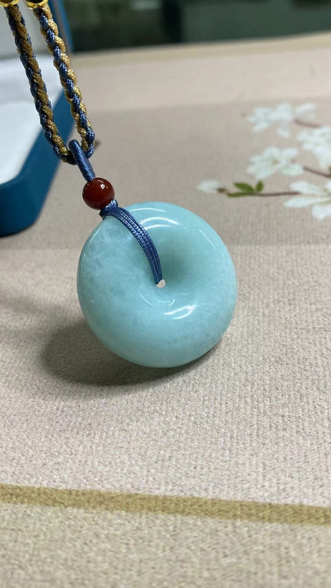 Liontin Giok Alami Ukuran 33 * 11mm Warna yang indah Sudah termasuk pajak pengiriman.