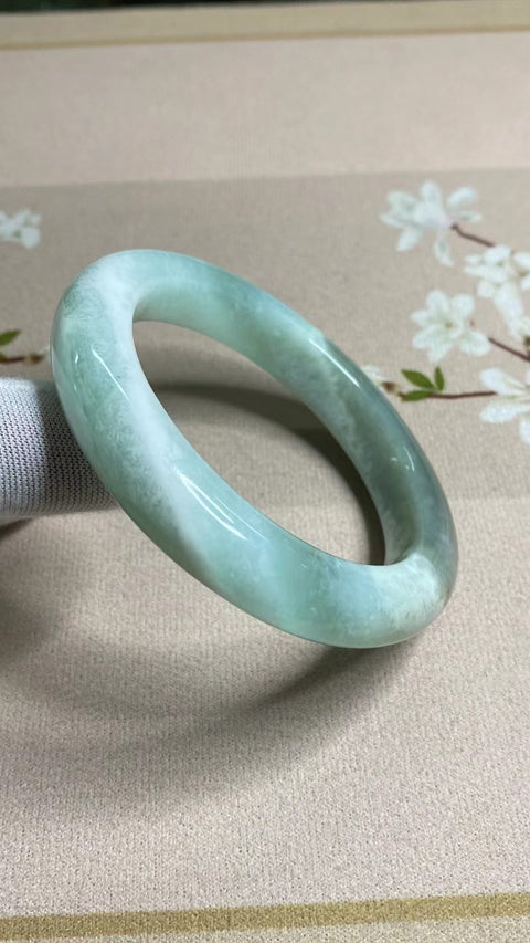 Gelang jelly jelly giok biru Cui alami Topi susu biru es Ukuran 59-61mm Ukuran 60.5mm Lebar sisi 12.5mm Batu giok semuanya terjadi secara alami Pola acak Termasuk pajak pengiriman.