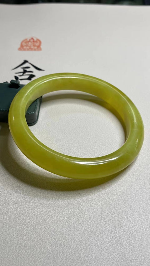 Gelang Bunga Emas Giok Cui Giok Alami Ukuran 62-64mm Ukuran 63.5mm Lebar Sisi 12mm Giok terjadi secara alami Pola bunga acak Termasuk ongkos kirim dan pajak.