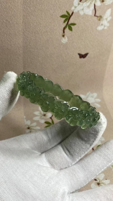 Gelang Bunga Ukiran Batu Giok Cui Jade Ice Green Ukuran 56-58mm Ukuran 57.5mm Lebar Sisi 13.4mm Batu giok semuanya terjadi secara alami Pola pengiriman acak Termasuk Pajak Pengiriman