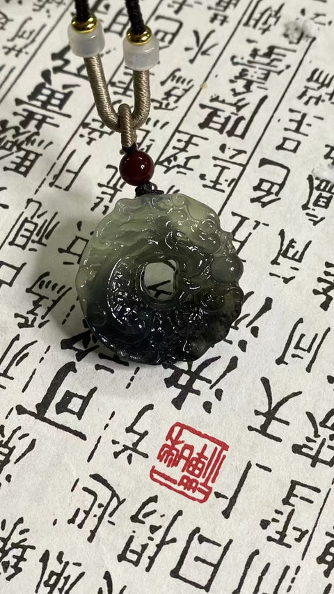 Liontin Naga Ikan Giok Cui Jade Alami Ukuran 30 * 30mm Batu giok itu bersih, halus dan hangat, dan gayanya sangat indah.