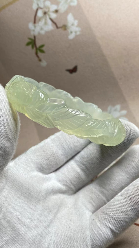 Gelang Bunga Ukiran Giok Cui Giok Alami Ukuran 62-64mm Ukuran 63.8mm & nbsp; Giok adalah semua pola bunga yang muncul secara alami dan acak Termasuk Pajak Pengiriman