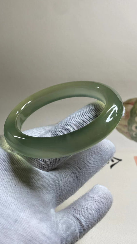 Gelang Hijau Es Giok Cui Giok Alami Ukuran 54-56mm Ukuran 55.1mm Lebar Sisi 11.2mm Giok terjadi secara alami Pola acak termasuk pajak pengiriman