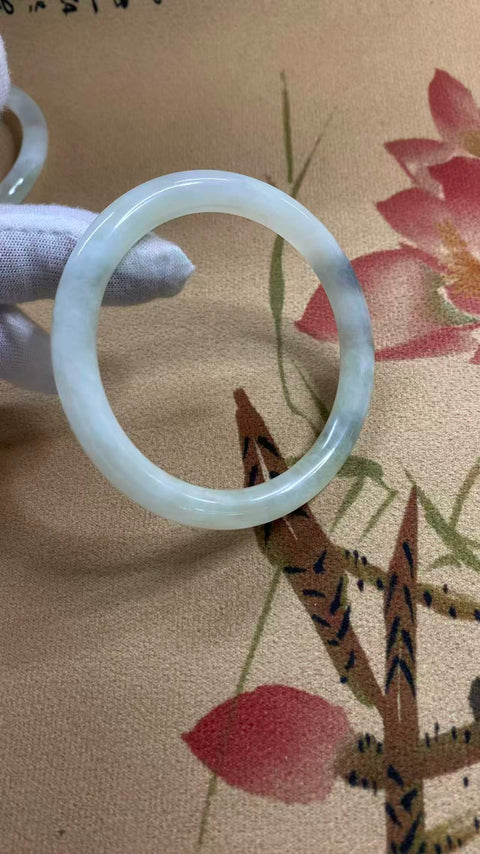 Giok Xiuyan yang indah - cahaya bulan putih, strip kecantikan, diameter dalam: 57,1, batu alam dihasilkan secara alami, polanya acak, termasuk pajak pengiriman