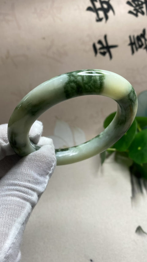 Gelang giok Xiuyan yang indah dengan rona hijau pekat yang tampak "berminyak". Diameter dalam 56,5 mm, lebar sisi 11,6 mm. Semua giok terbentuk secara alami, gratis ongkos kirim dan pajak.