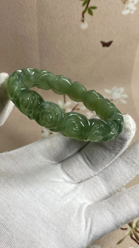 Gelang Bunga Ukiran Batu Giok Cui Jade Ice Green Ukuran 57-59mm Ukuran 58.8mm Lebar Sisi 14.5mm Batu giok semuanya terjadi secara alami Pola pengiriman acak Termasuk Pajak Pengiriman