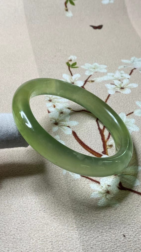 Gelang Giok Cui Giok Hijau Penuh Gelang Giok Terapung Ukuran 62-64mm Ukuran 63.2mm Lebar Sisi 12mm Giok ini semuanya muncul secara alami dan polanya acak Sudah termasuk pajak pengiriman.