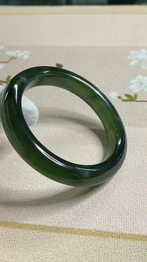 Gelang Bahan Fine Jade 180 Ukuran Gelang 56.7mm Lebar 11.7mm Giok terbentuk secara alami Pola acak Sudah termasuk pajak pengiriman.