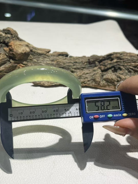 Gelang Es Batu Giok Cui Alami Ukuran 58.2mm Batu giok terjadi secara alami Pola acak termasuk pajak pengiriman