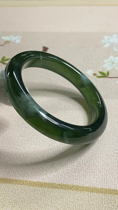 Gelang Bahan Giok Cui Alami 180 Ukuran Gelang 55-57mm Ukuran 56.5mm Lebar Sisi 11.7mm Giok terbentuk secara alami Pola acak Pengiriman dan pajak sudah termasuk.