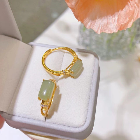 Cincin Giok Hijau Giok Hetian Alami 925 Pengaturan Perak Giok bersih, halus dan hangat, kecil dan indah Pengiriman dan pajak sudah termasuk.