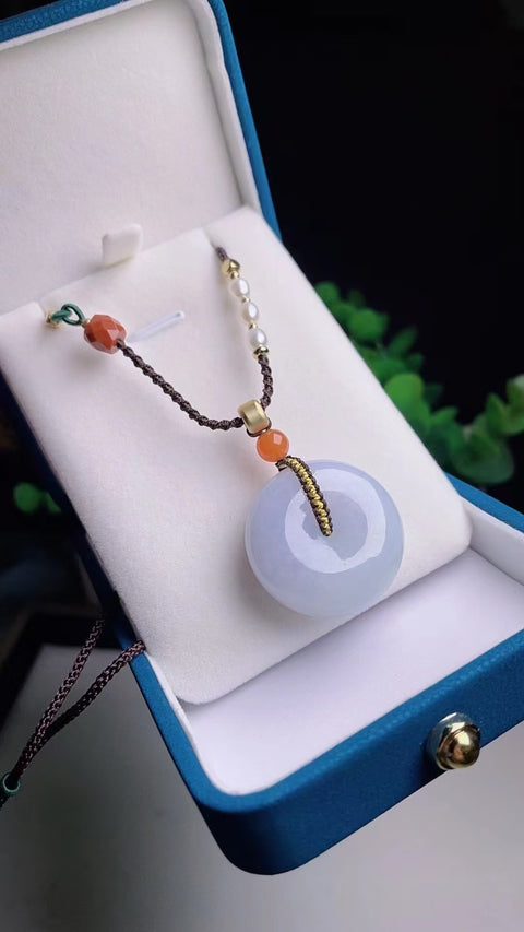 Liontin Perdamaian Jadeite Alami Ukuran 2.7 * 1.4 Batu gioknya bersih, halus dan hangat Gayanya sederhana dan elegan Sudah termasuk pajak pengiriman.