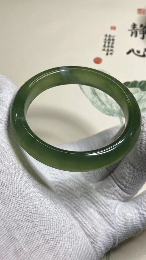 Gelang Hijau Penuh Giok Cui Fine Jade Ukuran 61-63mm Ukuran 62.5mm Lebar Sisi 13.5mm Giok ini terbentuk secara alami dan polanya acak Sudah termasuk ongkos kirim dan pajak.