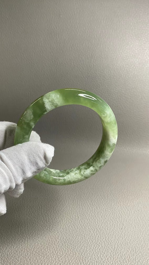 Gelang Milkcap Cui Jade Qingti Alami Ukuran 57-59mm Ukuran 58.7mm Lebar Sisi 13.2mm Giok semuanya terjadi secara alami Pola acak; sudah termasuk pajak pengiriman