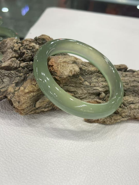 Gelang Es Tinggi Giok Cui Jade Alami Bahannya jernih dan halus Ukuran 62mm Batu giok ini terbentuk secara alami Polanya acak & sudah termasuk pajak pengiriman