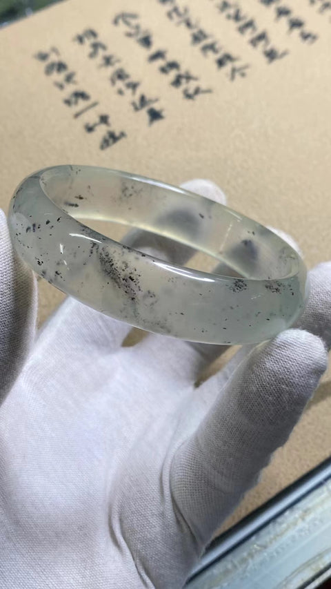 Gelang Tinta Giok Cui Giok Alami di Atas Es Ukuran 63-65mm Ukuran 64.8mm Lebar Sisi 16mm Giok semuanya terjadi secara alami Pola acak Pengiriman dan pajak sudah termasuk.