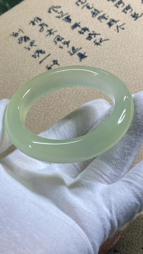 Gelang Es Giok Cui Giok Alami Ukuran 53-55mm Ukuran 54.5mm Lebar Sisi 13.1mm Giok terbentuk secara alami Pola acak Pengiriman dan pajak sudah termasuk.