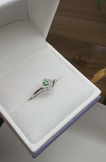 Cincin batu giok Guatemala alami yang terbuat dari perak 925. Batu gioknya bersih, halus, dan hangat.