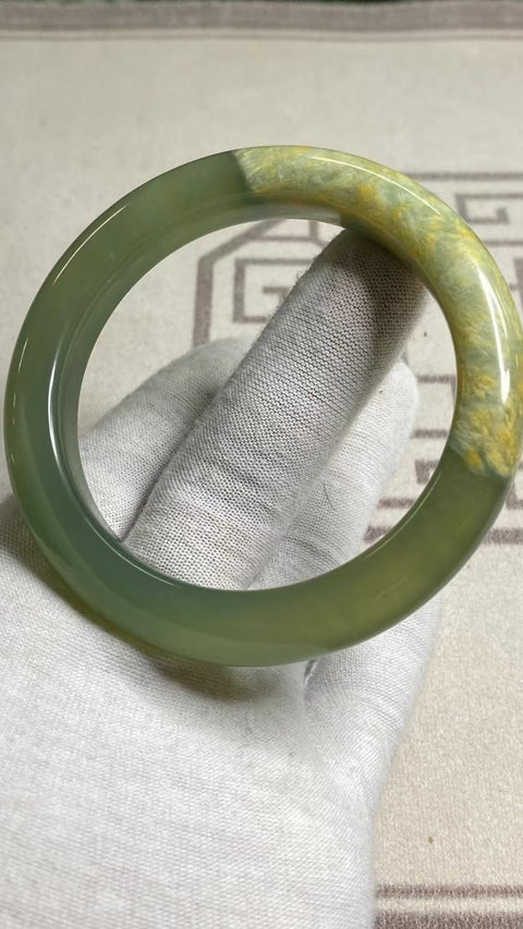 Gelang Biru Rumput Giok Bunga Giok Cui Alami Ukuran 59-61mm Ukuran 60.2mm Lebar Sisi 12.2mm Giok semuanya terjadi secara alami Pola acak Pajak Pengiriman Termasuk