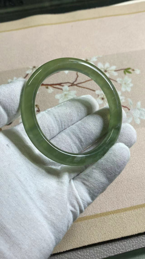 Gelang bahan Fine Jade 180 ukuran gelang 59,3 mm lebar batang 11 mm Giok secara alami berpola acak Sudah termasuk pajak pengiriman.
